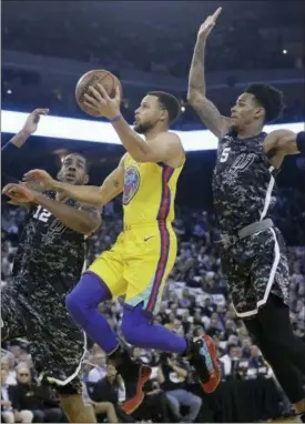  ?? JEFF CHIU - THE ASSOCIATED PRESS ?? Golden State Warriors guard Stephen Curry (30) shoots between San Antonio Spurs forward LaMarcus Aldridge (12) and guard Dejounte Murray (5) during the first half of an NBA basketball game in Oakland, Calif., Thursday, March 8, 2018.