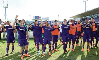  ?? Bardazzi, Guetta, Magrini ?? I giocatori viola sotto la curva Fiesole mimano il saluto militare in onore di Davide Astori