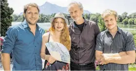  ??  ?? Schauspiel­erin Brigitte Hobmeier mit den Musikern Joschi Öttl (l.), Robert Kainer und Gernot Haslauer (r.).