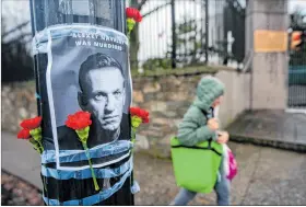  ?? EFE ?? Washington. Cartel de Navalni frente a Embajada de la Federación Rusa.