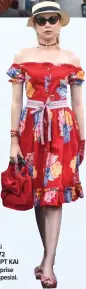  ??  ?? CHEERFUL: Seorang model membawakan koleksi outfit Mimoholics di gerbong kereta. Koleksinya yang ceria pas dikenakan saat liburan.