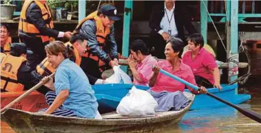  ??  ?? PERDANA Menteri Thai,
Prayuth Chan-ocha menghulurk­an bantuan kerajaan kepada penduduk yang terjejas banjir ketika melawat kawasan
dinaiki air di daerah Sena di Ayutthaya, semalam. Reuters