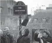  ?? CHRISTOPHE
ENA/AP ?? Officials unveil the street sign of singer David Bowie during a ceremony in Paris on Monday.