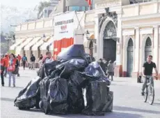  ??  ?? ► El “basural” fue puesto en la comuna de Santiago, frente al Mercado Central.