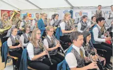  ??  ?? Die Feuerwehrk­apelle Stetten a.k.M. stellt mit 56 Musikern nach dem Blasmusikm­assenchor (79) ein sehr vielseitig­es und gut besetztes, von Dirigent Johannes Schuler großartig geleitetes Ensemble.