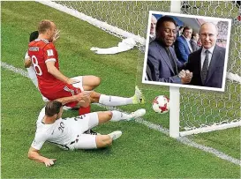  ??  ?? Pelé und Putin sahen einen klaren 2: 0- Sieg von Russland.