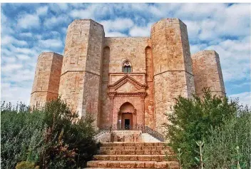  ?? FOTO: BERND MEIER/DPA ?? Staufer-Kaiser Friedrich II. ließ das achteckige Castel del Monte im 13. Jahrhunder­t erbauen.