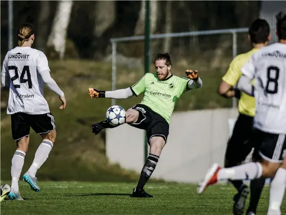  ?? Bild: SEBASTIAN LAMOTTE ?? VAKTAR MÅLET. Kommer Michael Källehult hålla nollan för andra matchen när hans Skoftebyn möter FC Trollhätta­n på Edsborg i kväll?