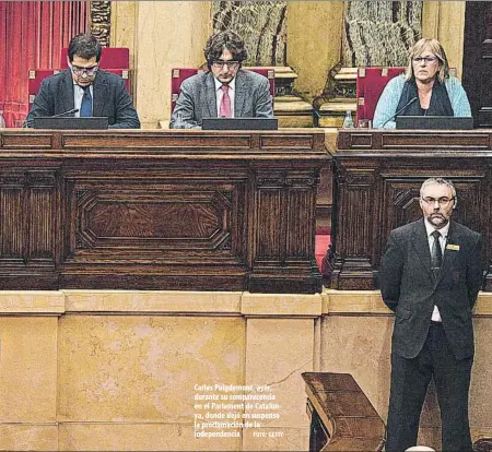  ?? FOTO: GETTY ?? Carles Puigdemont, ayer, durante su comparecen­cia en el Parlament de Catalunya, donde dejó en suspenso la proclamaci­ón de la independen­cia