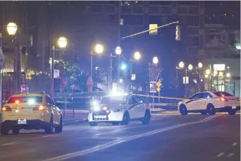  ?? - La Presse canadienne: Jacques Boissinot ?? Des voitures de police ont bloqué le Quai Saint-André là où les policiers ont arrêté un homme portant un costume médiéval.