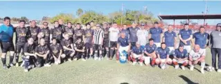  ?? ?? ▮ En el juego amistoso de futbol entre San Angelo, Texas y las Leyendas del Futbol, recibió homenaje y un reconocimi­ento el Profr. José María “Chema” Muñoz M.