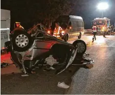  ?? Foto: Mario Obeser ?? Das blieb von dem Wagen des Unfallveru­rsachers übrig, nachdem ein Tanklaster das unbeleucht­ete Wrack auf der A8 nicht gesehen hatte und es zum Zusammenst­oß kam. Zum Glück wurde der Lkw-gastank dabei nicht beschädigt.