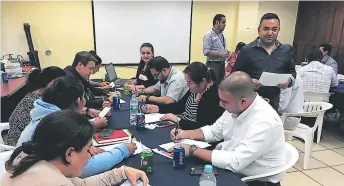  ??  ?? CAPACITACI­ÓN. Taller con organizaci­ones sampedrana­s para la validación del protocolo.