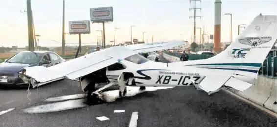  ?? /EL SOL DE TOLUCA ?? En un hecho que parecía sacado de una película, una aeronave aterrizó sobre una calle transitada en Toluca