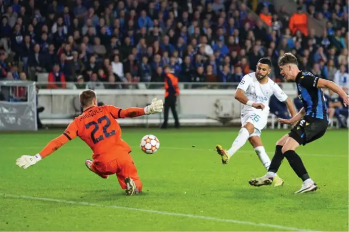  ?? Matt McNulty/manchester city via getty images ?? Riyad Mahrez schiet voor Manchester City de 1-5 voorbij doelman Mignolet.