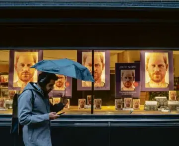  ?? ANDREW TESTA/THE NEW YORK TIMES ?? Prince Harry’s memoir was on display at a London store on Jan. 10.