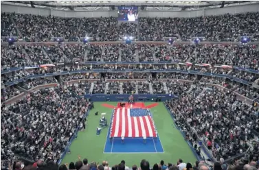  ??  ?? La bandera de los Estados Unidos, desplegada en el Arthur Ashe Stadium del US Open.