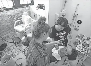  ?? CHANG W. LEE/THE NEW YORK TIMES ?? Lauren Killip, left, and Liz Coakley apply horror monster makeup on Max Ash at the YouTube Space in New York.