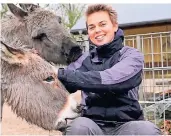  ?? FOTO: PETER MEUTER ?? Linda Bunzenthal, die Zoologisch­e Leiterin der Fauna, warnt davor, den Tieren Futter ins Gehege zu werfen.