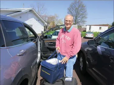  ??  ?? Wes O’Brien delivering warm meals and a smile.