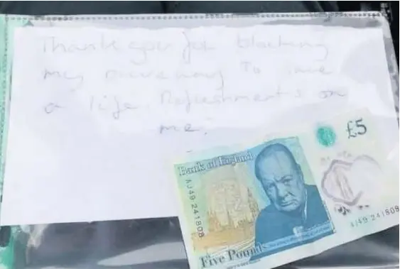  ??  ?? The note – and £5 – left on the windscreen of an ambulance in Flintshire