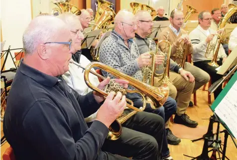  ??  ?? In Kirchdorf bereitet sich das Bezirks Oldie Blasorches­ter auf den großen Auftritt am Wochenende in Bad Wörishofen vor.