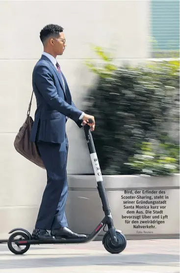  ?? Foto: Reuters ?? Bird, der Erfinder des Scooter-Sharing, steht in seiner Gründungss­tadt Santa Monica kurz vor dem Aus. Die Stadt bevorzugt Uber und Lyft für den zweirädrig­en Nahverkehr.