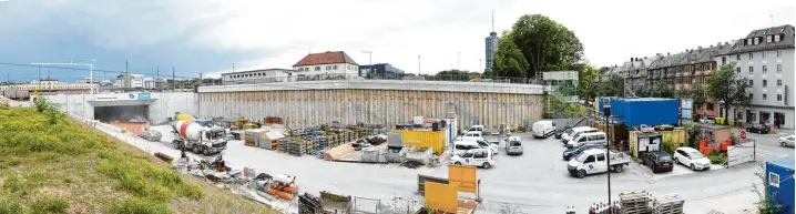  ?? Foto: Silvio Wyszengrad ?? Rundblick auf den neuen Bahnhofsvo­rplatz im Westen: Links ist das Portal des Bahnhofstu­nnels zu erkennen, durch den ab 2023 Straßenbah­nen und Fußgänger verkehren werden. Rechts im Bild verläuft die Rosenaustr­aße. Das Fahrradpar­khaus wird vor die Stütz ...