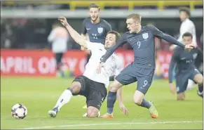  ??  ?? Matt Hummels van Duitsland doet er alles aan om de bal af te pakken van Jamie Vardy van Engeland. (Foto:Nusport)