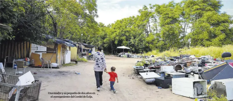  ?? ?? Una madre y su pequeño de dos años en el asentamien­to del Cordel de Écija.