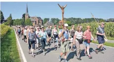  ?? FOTO: BREUER ?? Uedemerbru­ch haben die Pilger aus Bocholt hinter sich gelassen, bis zur nächsten Rast sind es nun nur noch wenige Meter.