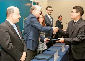  ??  ?? La entrega de becas la presidió Ricardo Poma, rector de la ESEN.