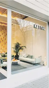  ??  ?? El nuevo showroom de Kettal en el centro de Barcelona combina elementos tradiciona­les de la arquitectu­ra local, como las estructura­s de hierro y las bóvedas de ladrillo, con el diseño más innovador y sugerente.