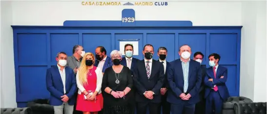  ?? REPORTAJE GRÁFICO: JESÚS G. FERIA ?? Foto de familia de los participan­tes durante la presentaci­ón de la Casa de Zamora en la capital