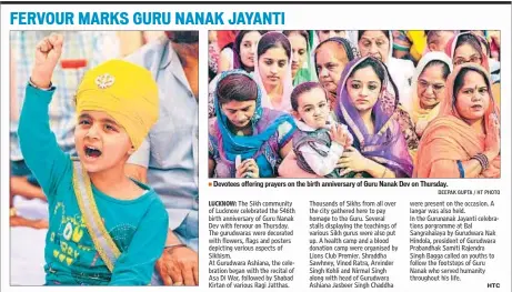  ?? DEEPAK GUPTA / HT PHOTO ?? Devotees offering prayers on the birth anniversar­y of Guru Nanak Dev on Thursday.