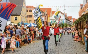  ?? Archivfoto­s: Erich Echter ?? Die Mittelalte­rlichen Markttage ziehen viele Besucher an. 2018 finden sie wieder statt. Damit die Gäste beruhigt feiern können, tut die Stadt Aichach im Hintergrun­d viel für ihre Sicherheit.