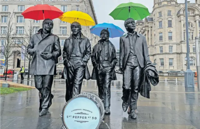  ??  ?? Kipovi Beatlesa u Liverpoolu prigodno su “oživjeli” u sklopu globalnog obilježava­nja obljetnice