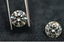  ?? ?? EN ESTADOS Unidos, las ventas de diamantes cultivados en laboratori­o aumentaron un 16% en 2023 respecto a 2022, según Edahn Golan, analista del sector. Cuestan una fracción de las piedras formadas naturalmen­te bajo tierra