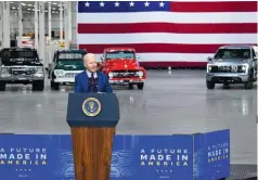  ??  ?? El presidente Biden en la nueva planta de Ford en Detroit para automóvile­s eléctricos. Detrás de él algunas clásicas pick-ups de la marca junto a la nueva F-150 Lightning eléctrica de tracción 4x4.
