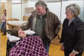  ?? The Canadian Press ?? Louise Misner and Byron Huntley talk to their daughter, Joellan Huntley, who suffered a catastroph­ic brain injury in a 1996 car accident, at the Kings Regional Rehabilita­tion Centre in Waterville, N.S., on Tuesday.