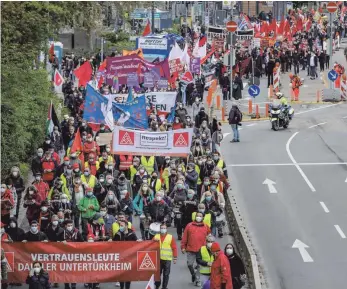  ?? FOTO: CHRISTOPH SCHMIDT/DPA ?? Auch in Stuttgart zogen zum Tag der Arbeit zahlreiche Menschen bei einer Demonstrat­ion des Deutschen Gewerkscha­ftsbunds (DGB) durch die Innenstadt.