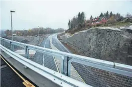  ??  ?? LOKALBRU: Her står vi på Skjelbreds­trandbrua, som skal benyttes til lokaltrafi­kk. Veiene til den blir ikke ferdige til åpning.