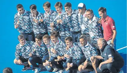  ?? G. GARCIA ADRASTI ?? Felices. El equipo masculino de hockey 5 celebra con sus medallas tras el 4-0 a Zambia.