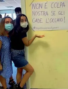  ?? (Ipp) ?? Cartello Le liceali del Socrate di Roma mostrano il cartello di protesta contro la direttiva