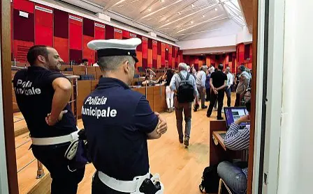  ?? ?? L’aula
Il Consiglio comunale di Napoli in via Verdi. L’aula dopo una lunga maratona nottura ha dato l’ok al Bilancio, una manovra da oltre sette miliardi con l’assessore Pier Paolo Baretta che ha garantito l’intenzione di non applicare nuove tasse per i cittadini napoletani