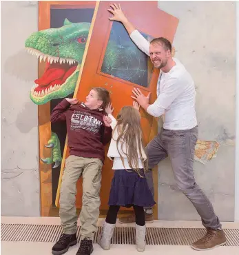  ?? FOTO: LUTZ ZIMMERMANN ?? Ja nicht den Dinosaurie­r ins Haus lassen! Bei der Ausstellun­g muss man aktiv werden.