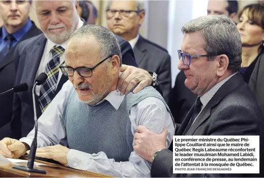  ?? PHOTO JEAN-FRANÇOIS DESGAGNÉS ?? Le premier ministre du Québec Philippe Couillard ainsi que le maire de Québec Regis Labeaume réconforte­nt le leader musulman Mohamed Labidi, en conférence de presse, au lendemain de l’attentat à la mosquée de Québec.