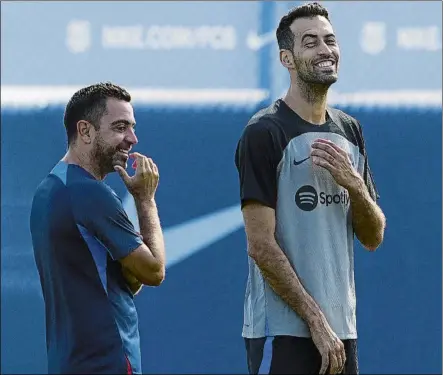  ?? FOTO: EFE ?? Sergio Busquets, feliz con Xavi El capitán azulgrana tiene una excelente relación con el técnico, tanto personal como futbolísti­ca