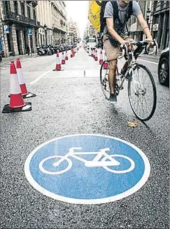  ?? XAVIER CERVERA ?? Un repartidor en bicicleta, amo ahir de la Via Laietana