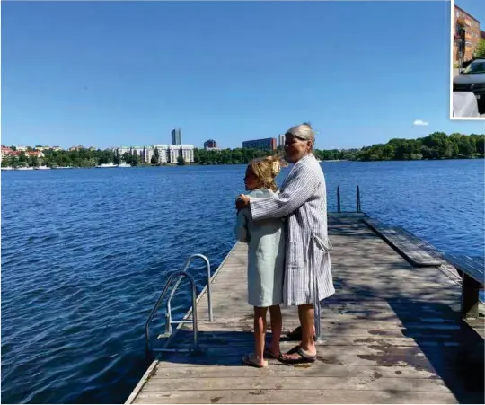  ?? Gröndal.
FOTO: TOMAS STARK ?? Alicia Molin med mormor Ingeborg Molin har utnyttjat att Ingeborg faktiskt har badrocksav­stånd till badbryggan nedanför Sjöbjörnsv­ägen i